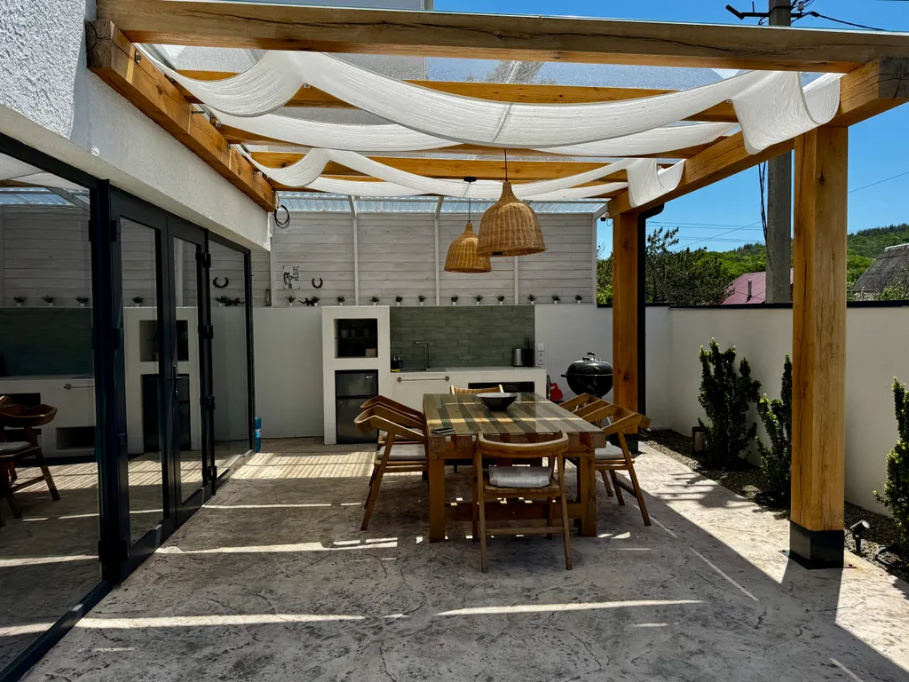 Дом в тихом месте, со своим минипляжем