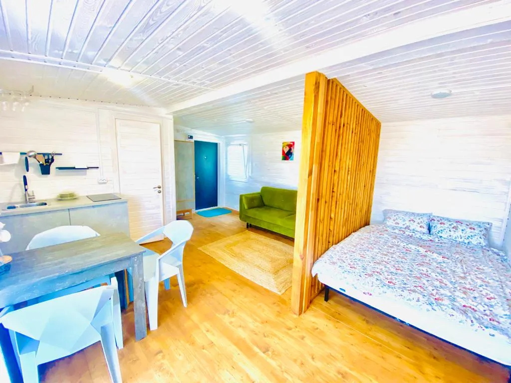 Дом с видом на закат, поле и лес