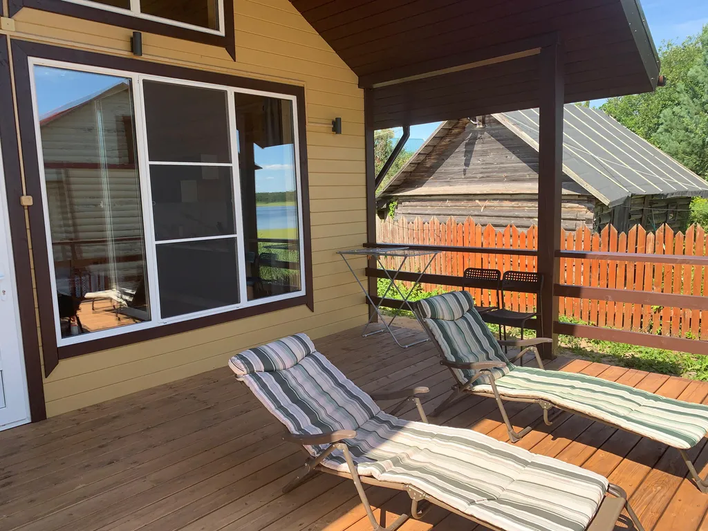 Коттедж с большой террасой на берегу Селигера