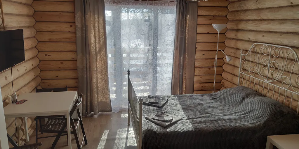 Уютный домик у озера с балконом