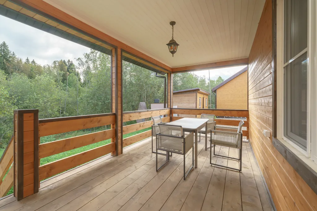 Новый загородный дом у реки с баней и бассейном