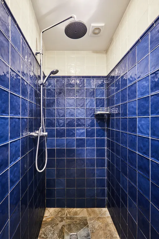 Большой коттедж с 5 спальнями, камином и террасой, Василек