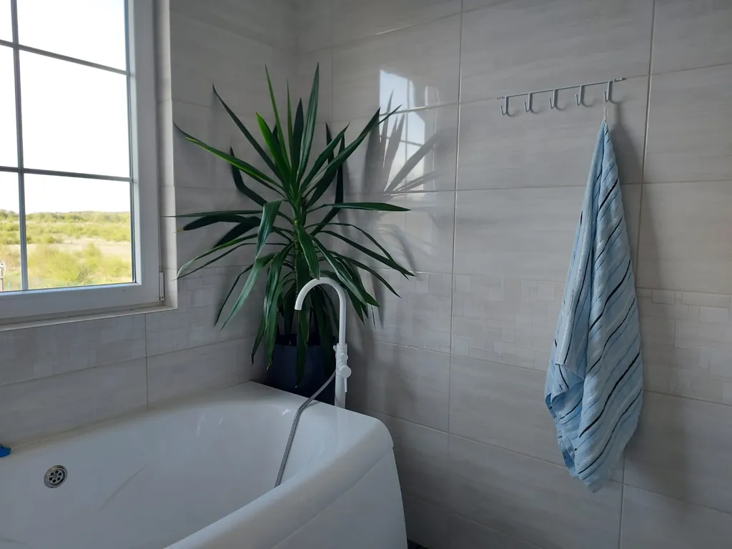 Дом с видом на море и отдельно стоящей баней.