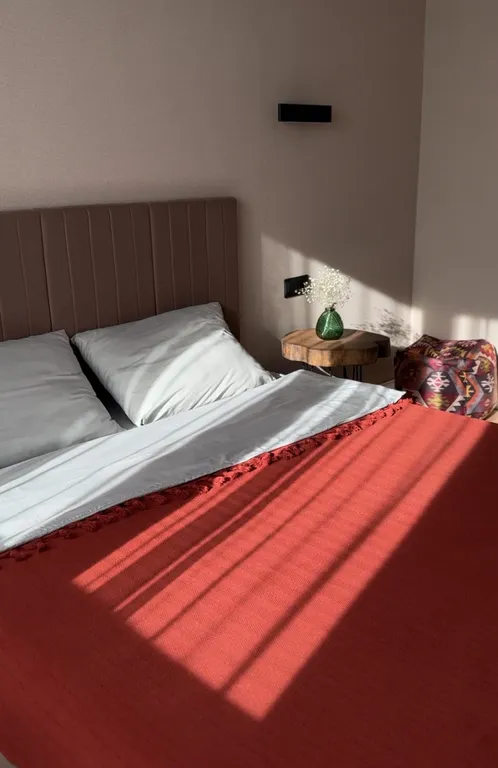 Солнечная квартира в центре города с видом на гору