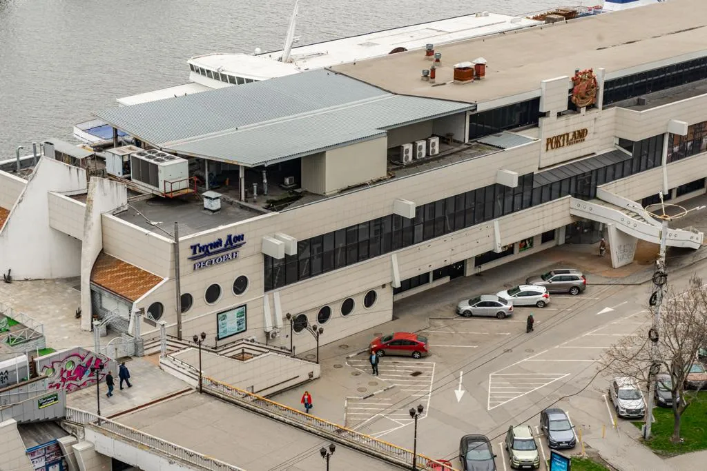 Видовая квартира на набережной с витражными окнами