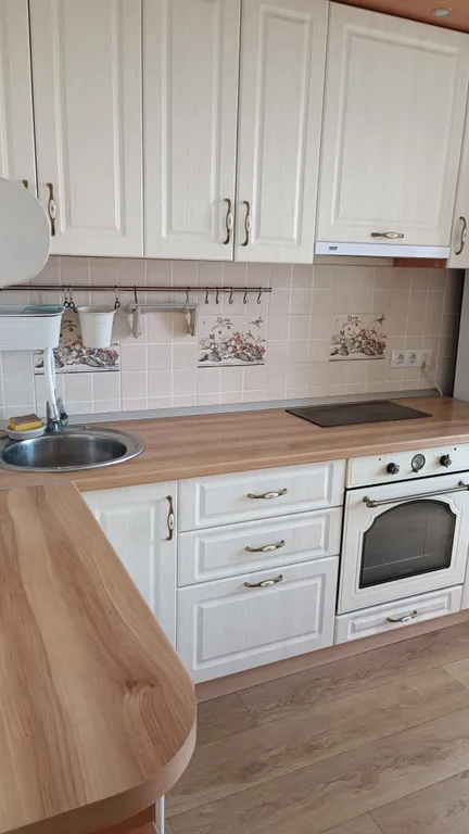 Уютная двухкомнатная квартира семейного типа в центре Белокурихи