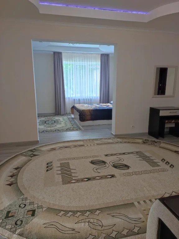 Первый этаж  дома с видом на горы и лес