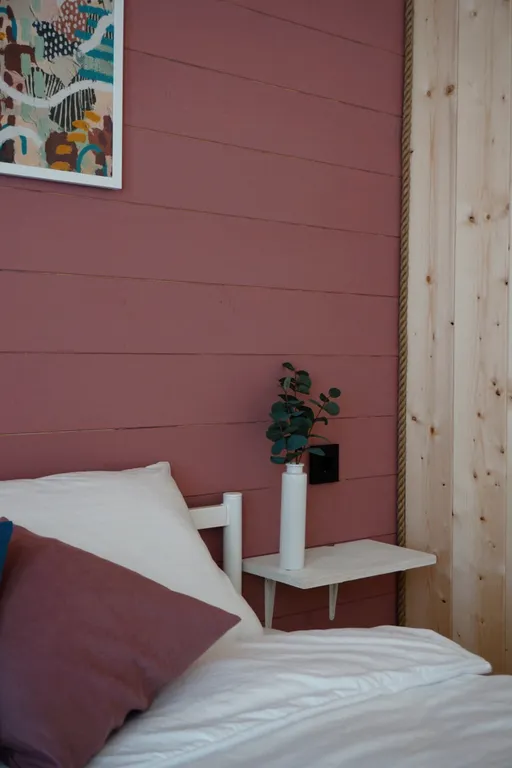 Дом с фурако на берегу реки