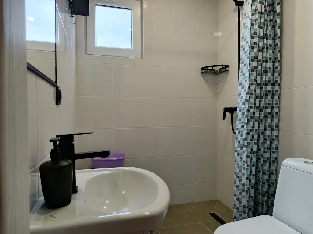 Новый гостевой дом с бассейном у моря Прилив