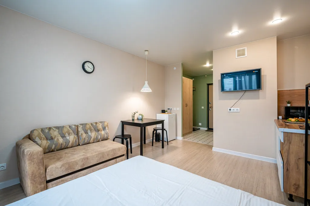 Студия c вау-эффектом в центре с панopaмным балконoм