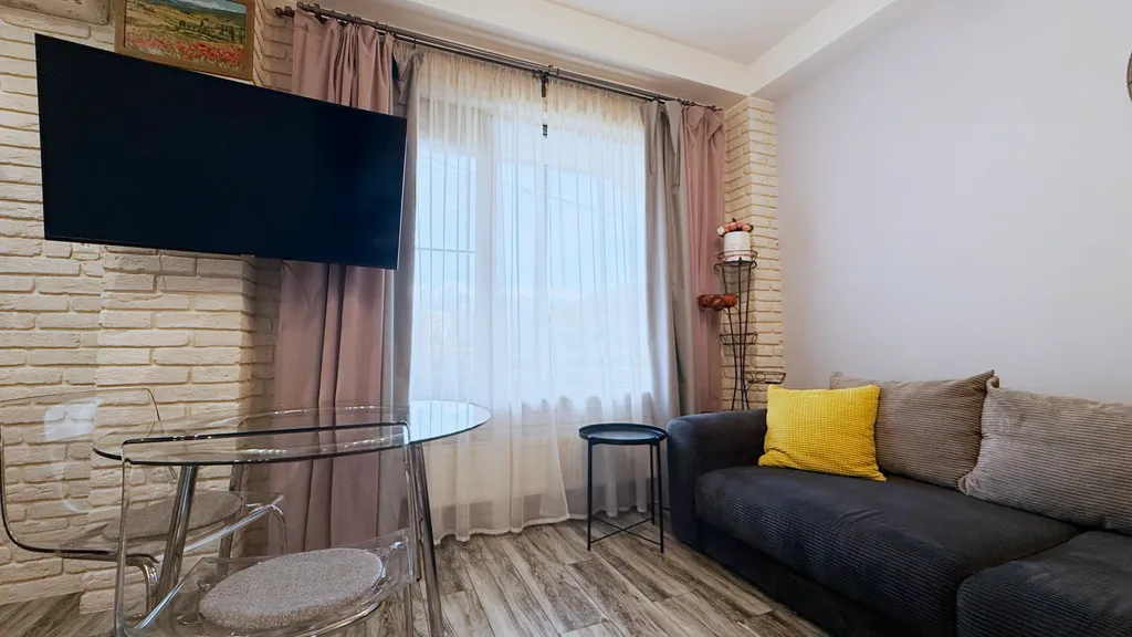 Просторная студия с большим окном в центре Красной Поляны