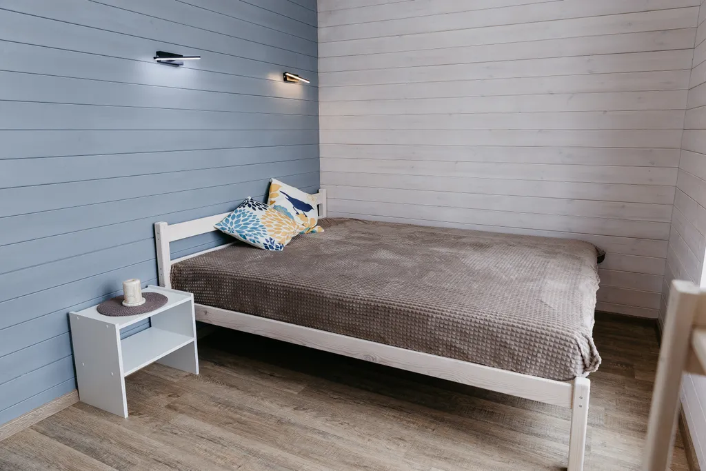 Дом с панорамными окнами и террасой в окружении леса