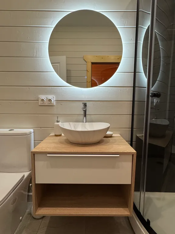 Коттедж недалеко от озера с двумя спальнями и сауной