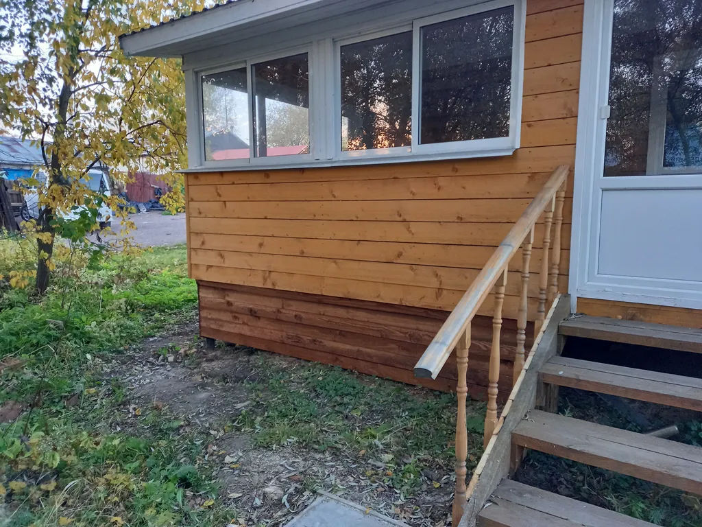 Домик из сосны в городе  С.