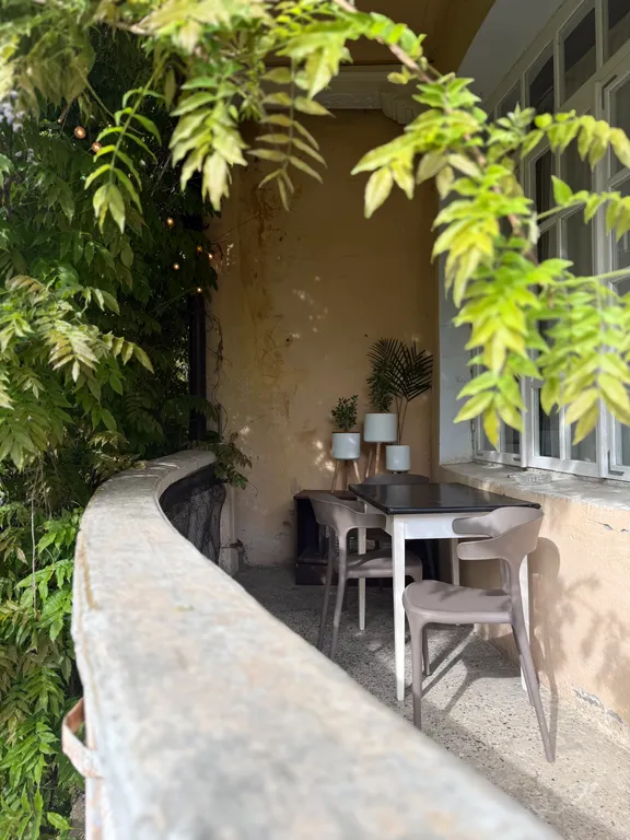 Апартаменты в сталинском доме с панорамным балконом у берега моря