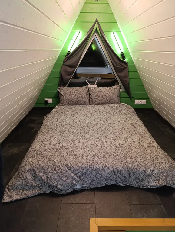 A-frame дом с видом на лес