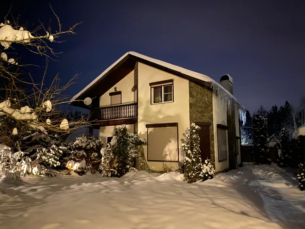 Тёплый коттедж в лесу