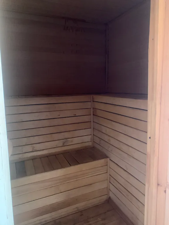 Дом на берегу озера с собственной конюшней