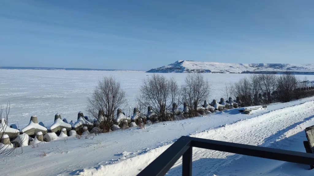 Номер с балконом, видом на реку Волга и гору Арбуга