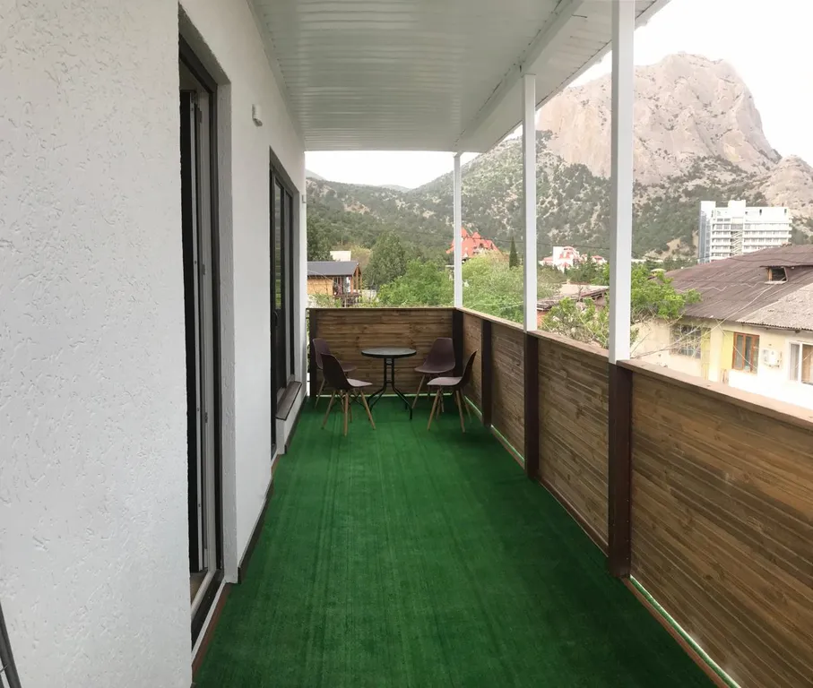 Второй этаж двухэтажного дома, с отдельным входом и общим двором