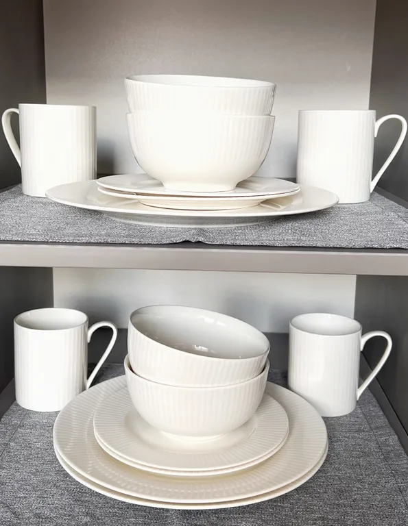 Стильная квартира-студия в яркой цветовой гамме с видом на бассейн