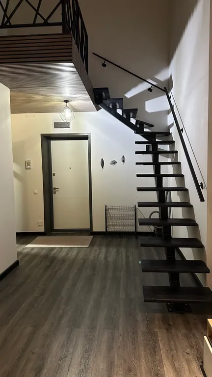 Двухуровневый лофт с 7-метровыми потолками и панорамными окнами