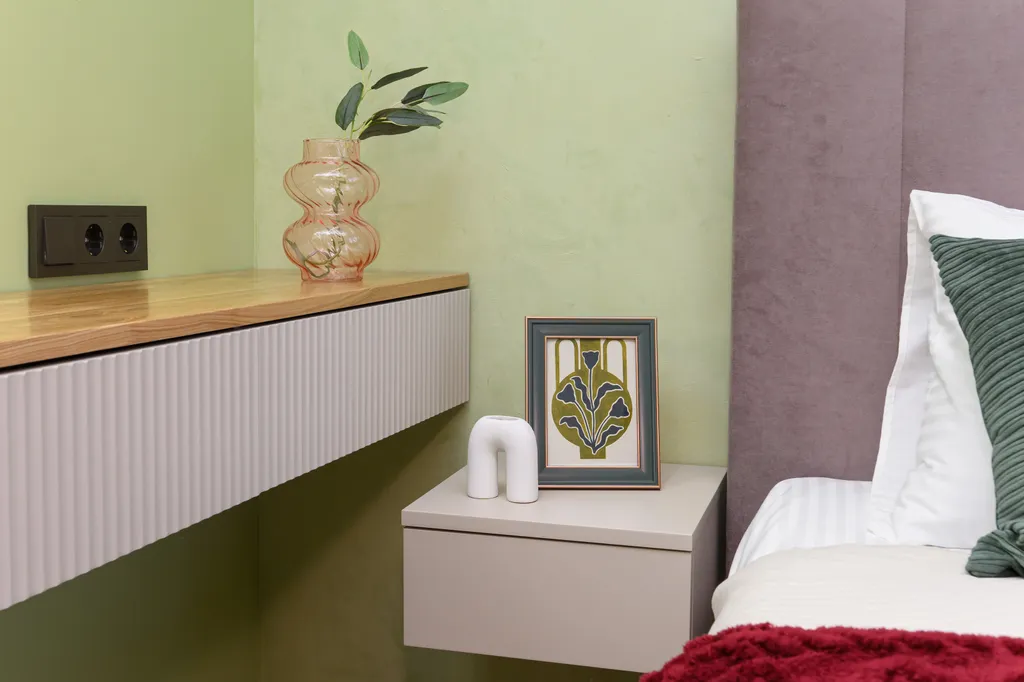 Bишневый aтлac — яркая квартира с биокамином