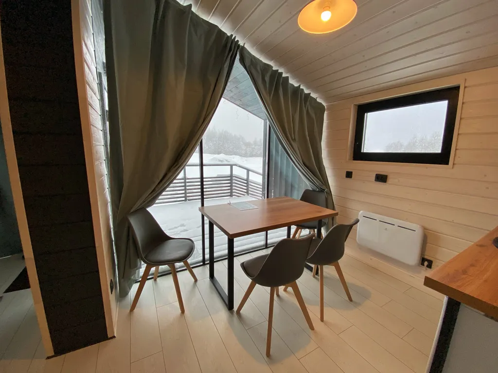 Уютный домик на берегу пруда