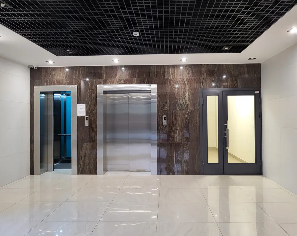 Blue studio - студия с окном в ванной комнате и видом на лес