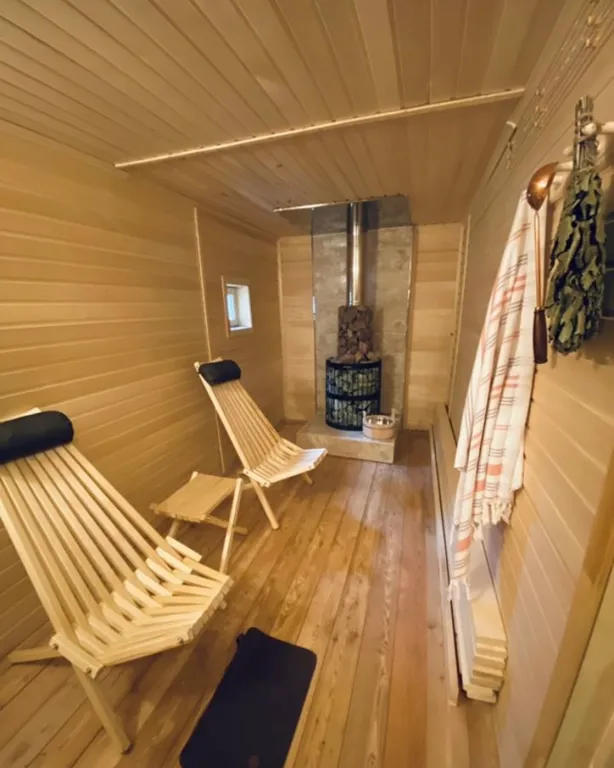 Домик в лесу с баней