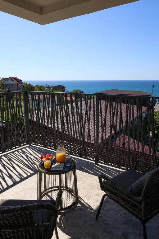 Светлый коттедж с видом на море