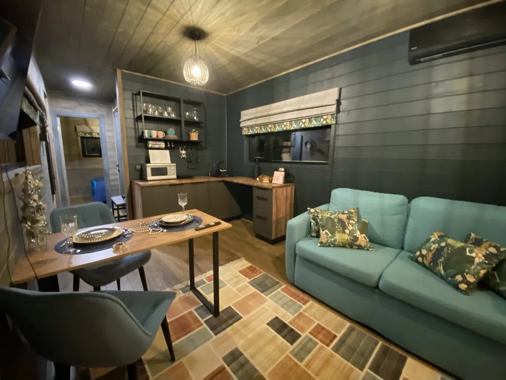 Домик ЧЕРНИКА. Большой пруд с пляжем в глэмпинге "Усадьба Ягодное".