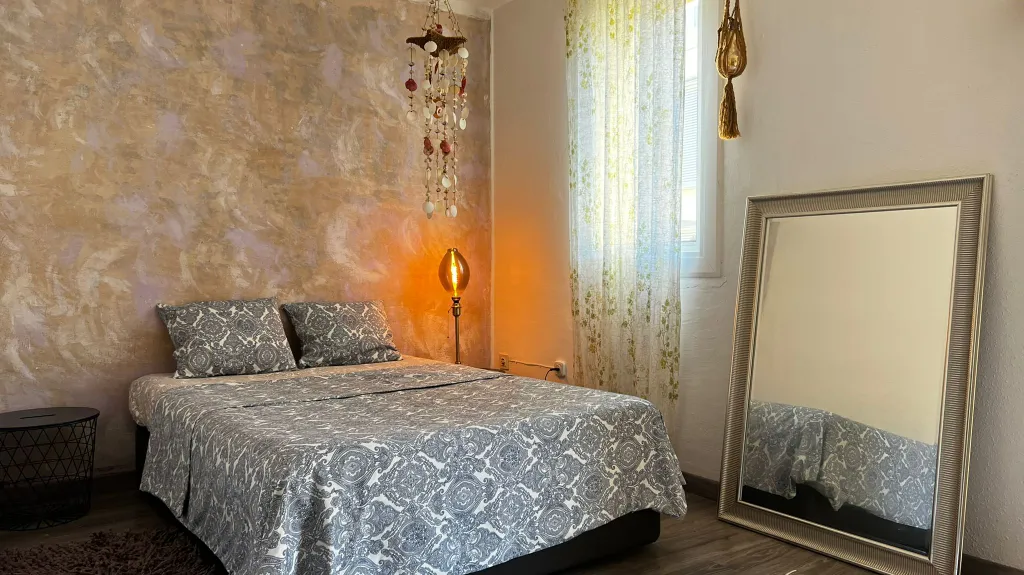 Комната в просторной квартире рядом с парком Монтжуик