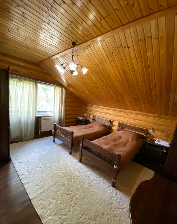 Уютный дом с камином в центре