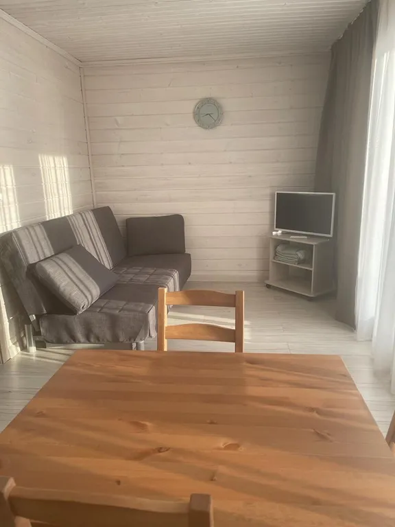 Уютный дом в лесу с видом на залив