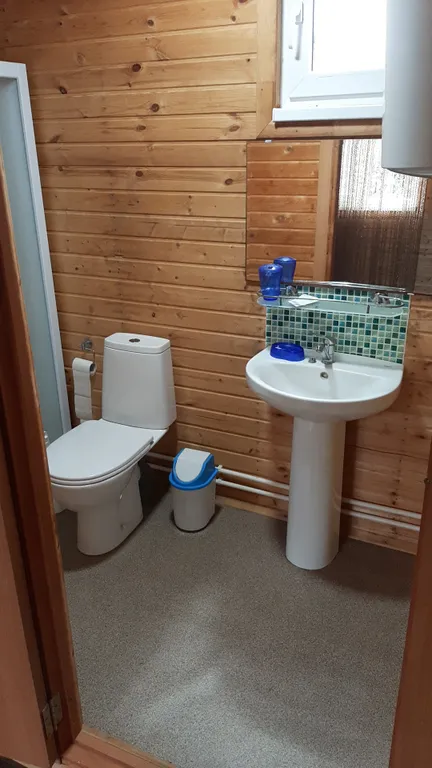 Уютный коттедж в лесу на берегу реки