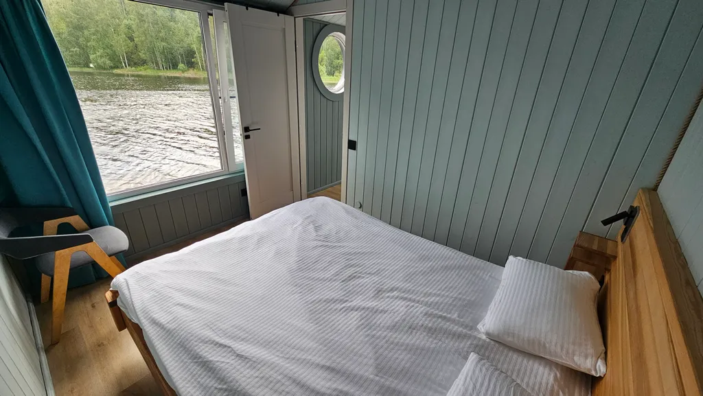 Коттедж, хаусбот на воде