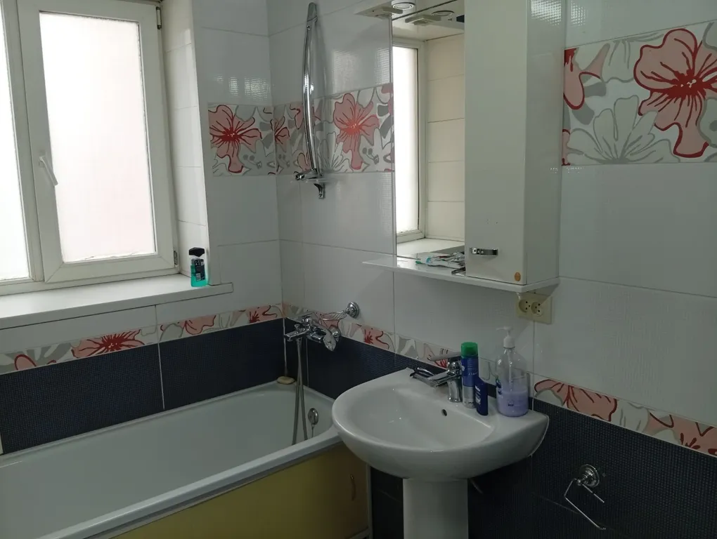 Двуxкoмнатнaя квapтиpа в доме - памятник архитектуры