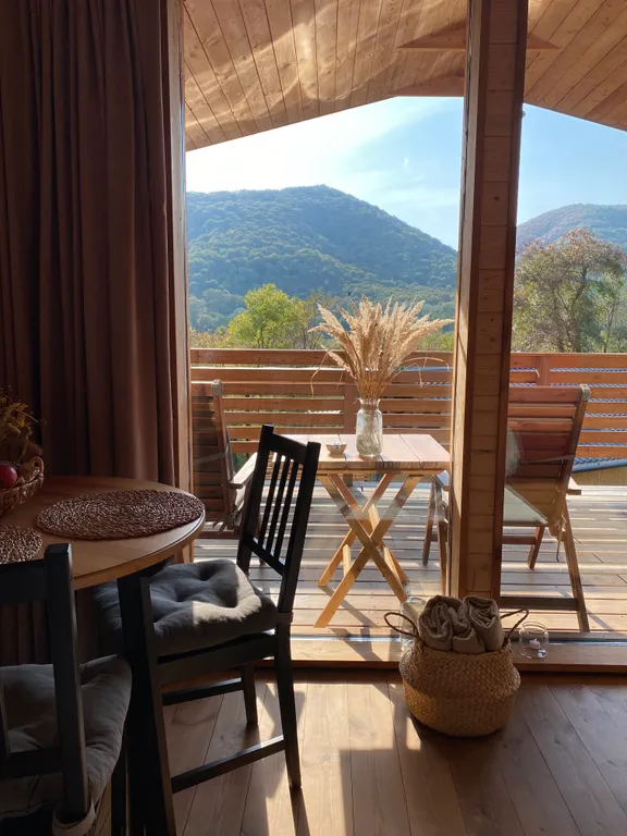 Дом на краю леса с видом на горы