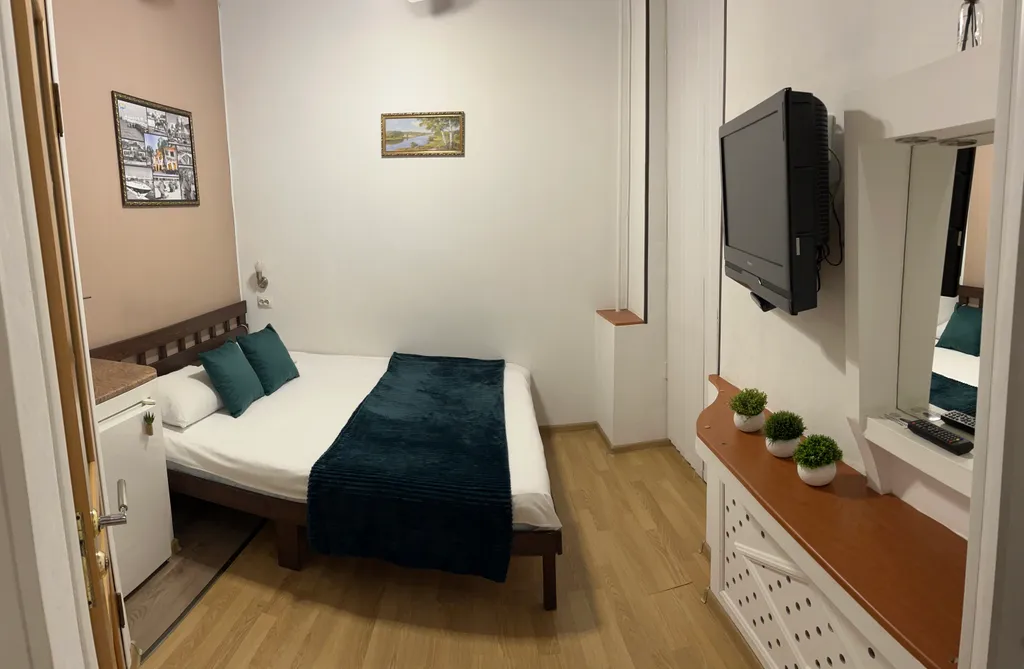 Уютная комната с видом на озеро Абрау