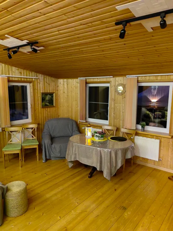 Дом с финской сауной внутри дома с большой беседкой и барбекю