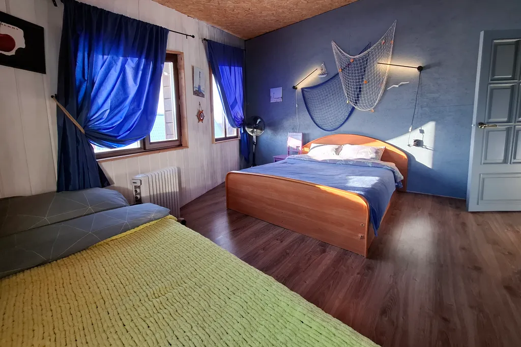 Дом с кораблем на берегу реки