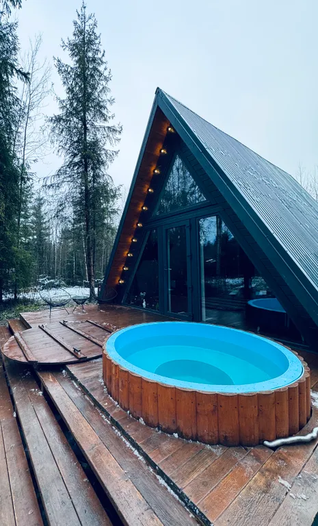 Дом A-frame с купелью, баней и бассейном в сосновом лесу