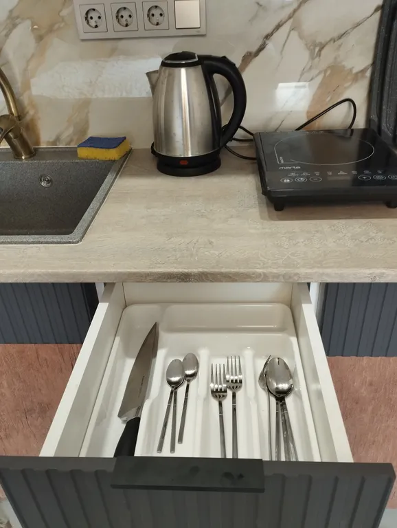 Новая квартира с хорошим ремонтом . Метро Котельники рядом.