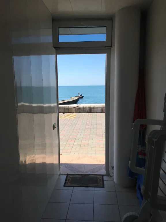 Светлая комната у моря