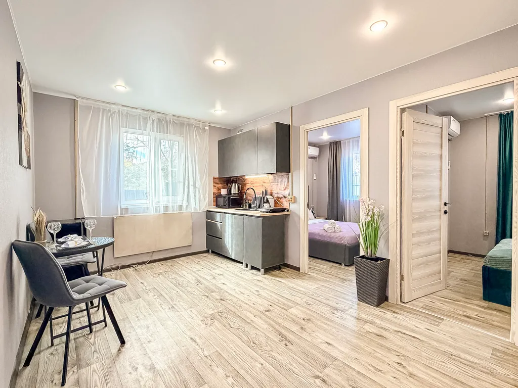 Дом на море в окружении гор