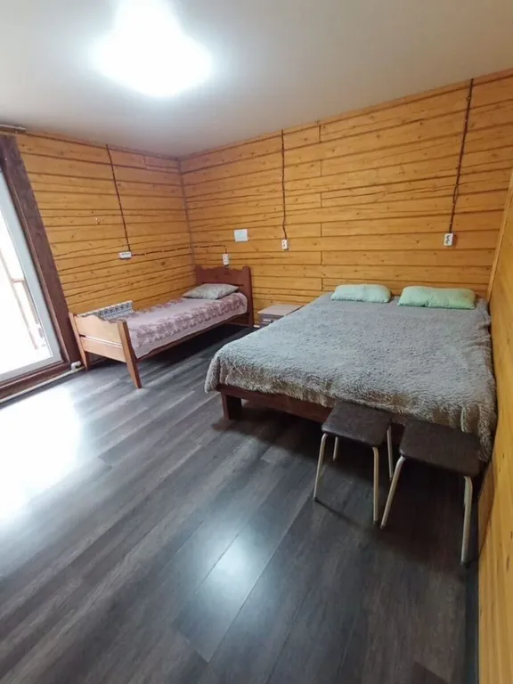 Дом в живописном месте на берегу реки Бия