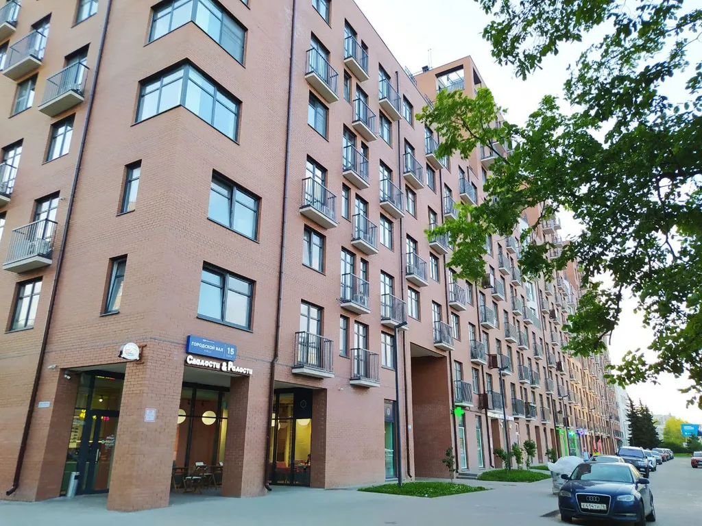 Студия с панорамным окном и французским балконом