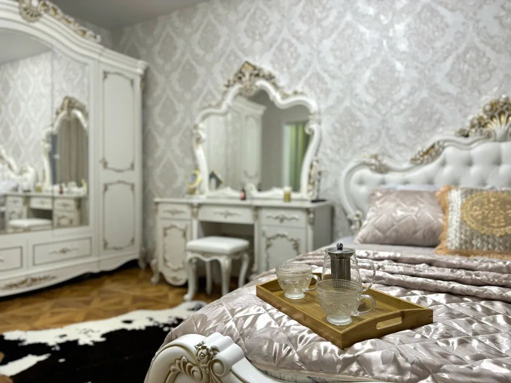 Апартаменты в античном стиле, с джакузи и красивым видом из окна