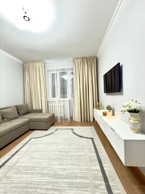 Самый центр города, АбуДаби Плаза, Байтерек, Линейный парк